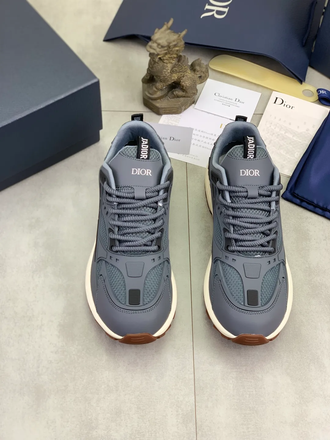 Men's Men's Shoes P600💰💎💎💎Top quality DIOR men's low-top sneakers series Newly launched this season, this low-top sneaker is one of the flagship styles of the series. Crafted from cowhide leather uppers combined with mesh and white technical fabric, it's finished with reflective graphic logos. Featuring logos on the heel and tongue, the extra-light sculpted rubber sole with signature embellishments enhances style, and internal stretch details create an ideal comfort fit that pairs well with a variety of casual looks. Shows fashionable and modern sports style Size:39-45 (38 46 customized)